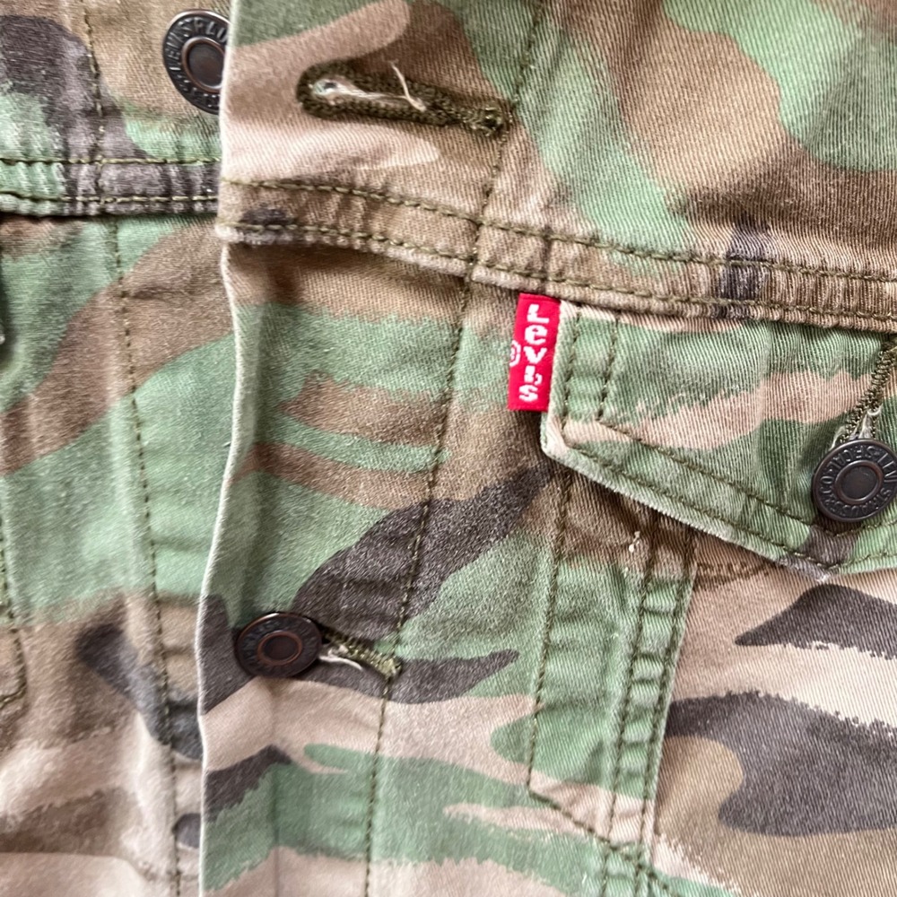 Levis Camouflage Trucker Jacket Medium Green Camo Denim Button Up 723340216 - Picture 2 of 5